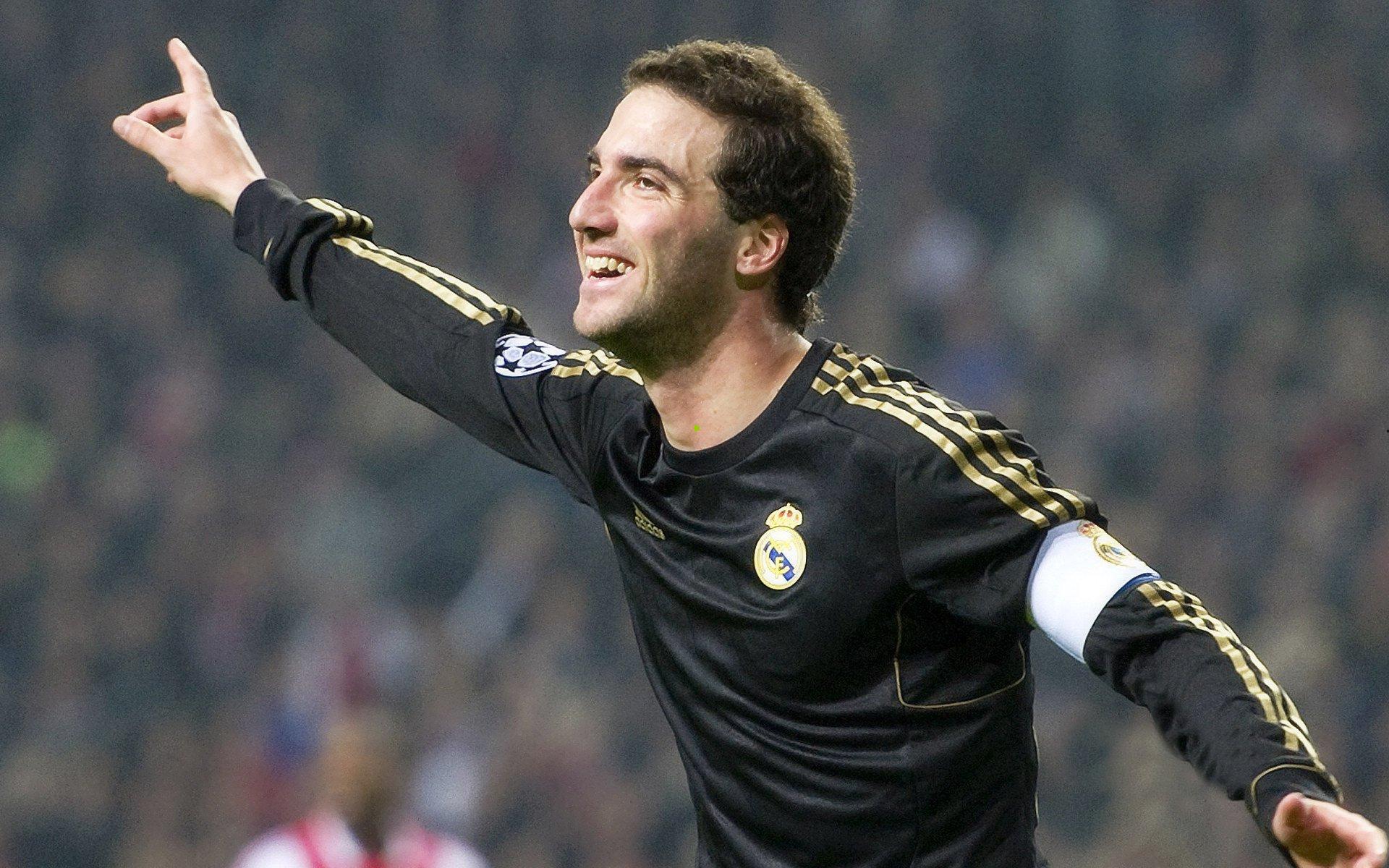 C罗携家人海滨度假享天伦之乐，乔治娜比基尼造型散发迷人魅力