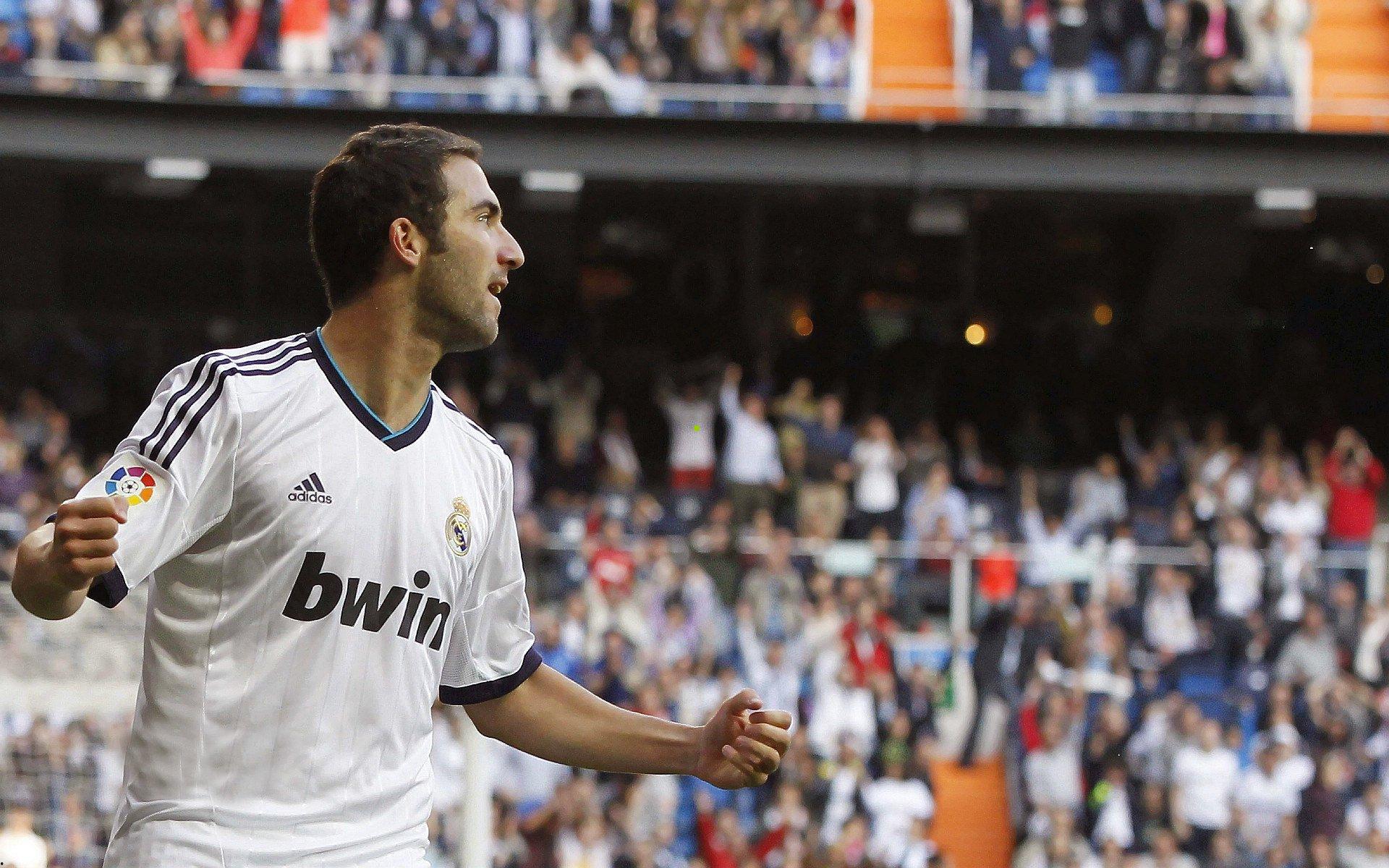 克尔友谊赛温情互动 受邀于球迷孕肚留下特殊签名